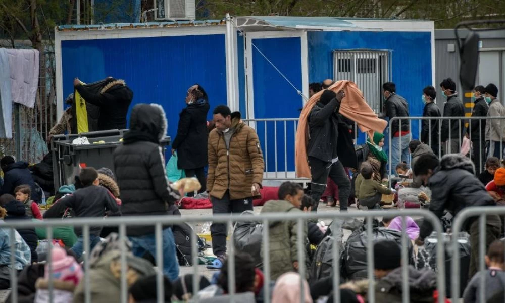 Λέσβος: Οι ΜΚΟ οδηγούν τους μετανάστες στο λιμάνι και τους λένε ότι μπορούν να φύγουν από το νησί